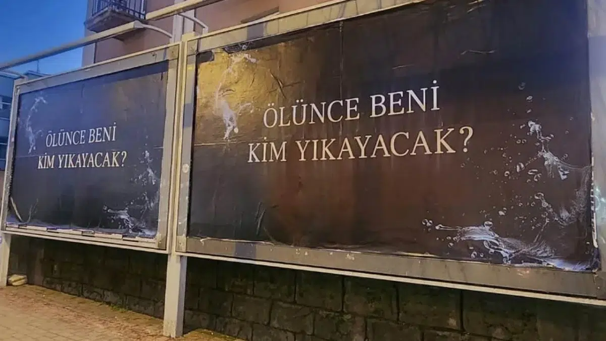 Billboardlardaki 'Ölünce Beni Kim Yıkayacak' afişi tepki çekmişti! Bakın neyin reklamı çıktı...