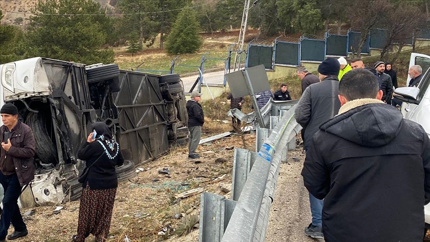 Yolcu otobüsünün şarampole devrildiği kazada 1 kişi öldü, 18 kişi yaralandı!