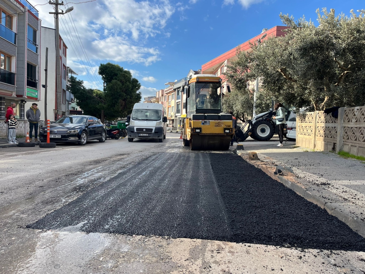 Bandırma'da ulaşım konforu artıyor! Bandırma Belediyesi'nden yol çalışması hizmeti...