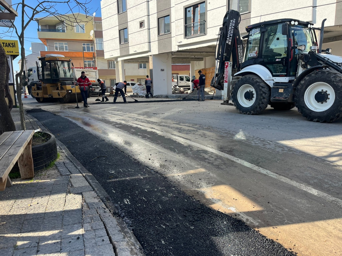 Bandırma'da ulaşım konforu artıyor! Bandırma Belediyesi'nden yol çalışması hizmeti...