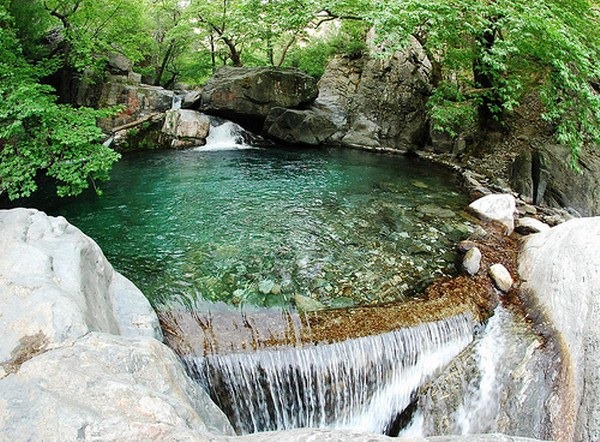 Dağların arasında saklı kalmış bir şelale... Bu gölete giren hasta olmuyor. Hikayesi ile adeta büyülüyor!