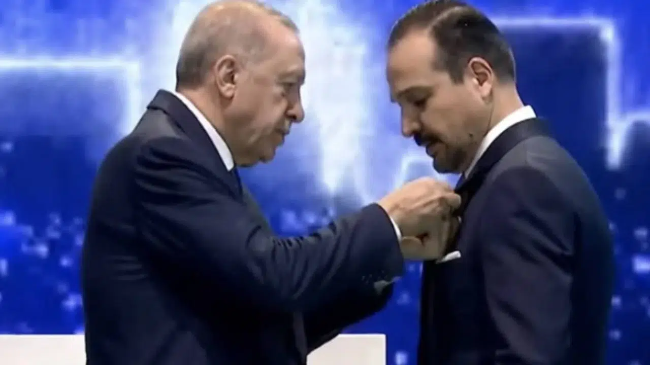 Kürşad Zorlu Ak Parti'ye katıldı! Rozetini Cumhurbaşkanı Erdoğan taktı!