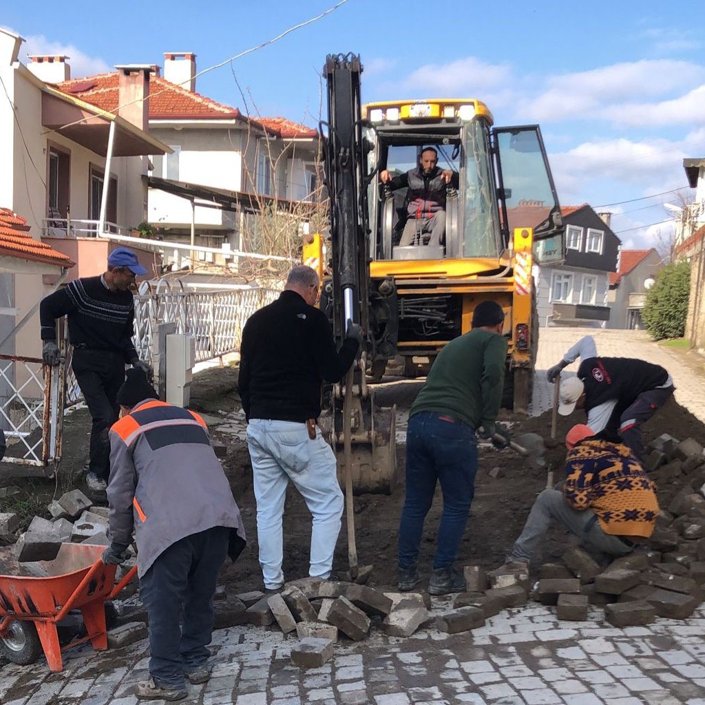 Bigadiç Belediyesi'nden yollar için parke atağı