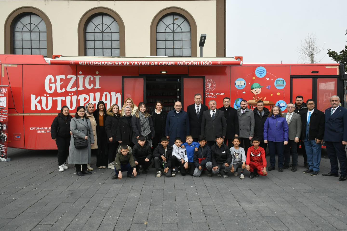 Vali İsmail Ustaoğlu, Gezici Kütüphane'de öğrencilerle buluştu