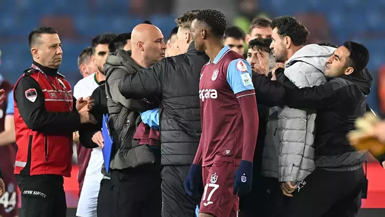 Saha içi karıştı... Oyuncusundan yöneticisine herkes birbirine girdi... İşte Trabzonspor - Alanyaspor maçında yaşananlar: