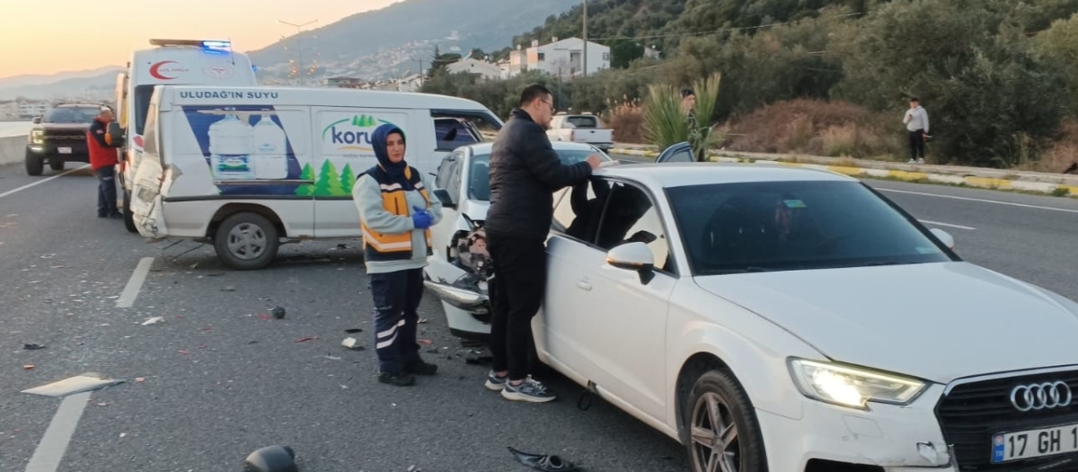 Edremit'te zincirleme kaza! 5 araç karıştı 4 kişi yaralandı!