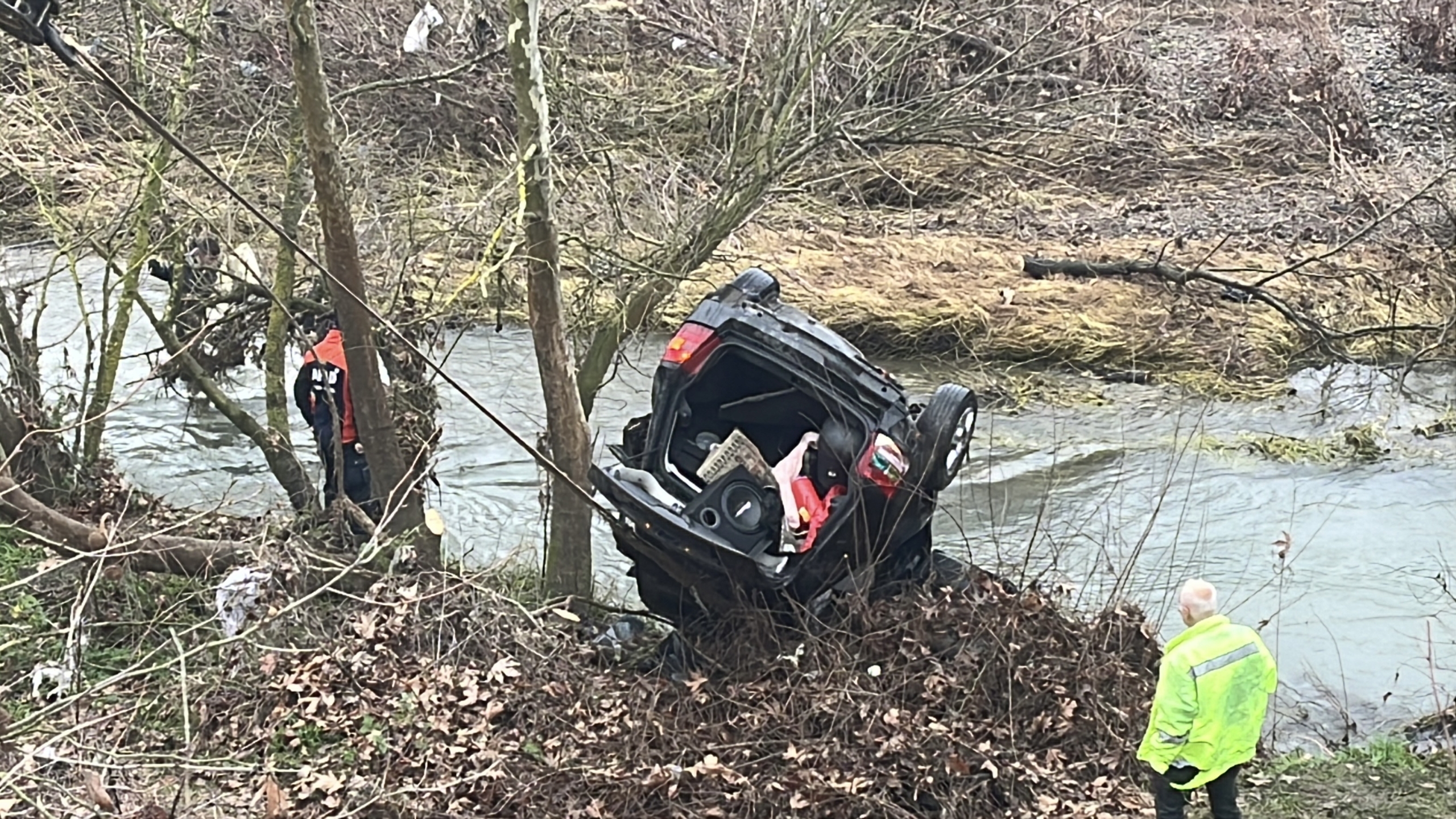 Çanakkale'de çaya düşen otomobildeki 1 kişi yaralandı, 1 kişi kayboldu