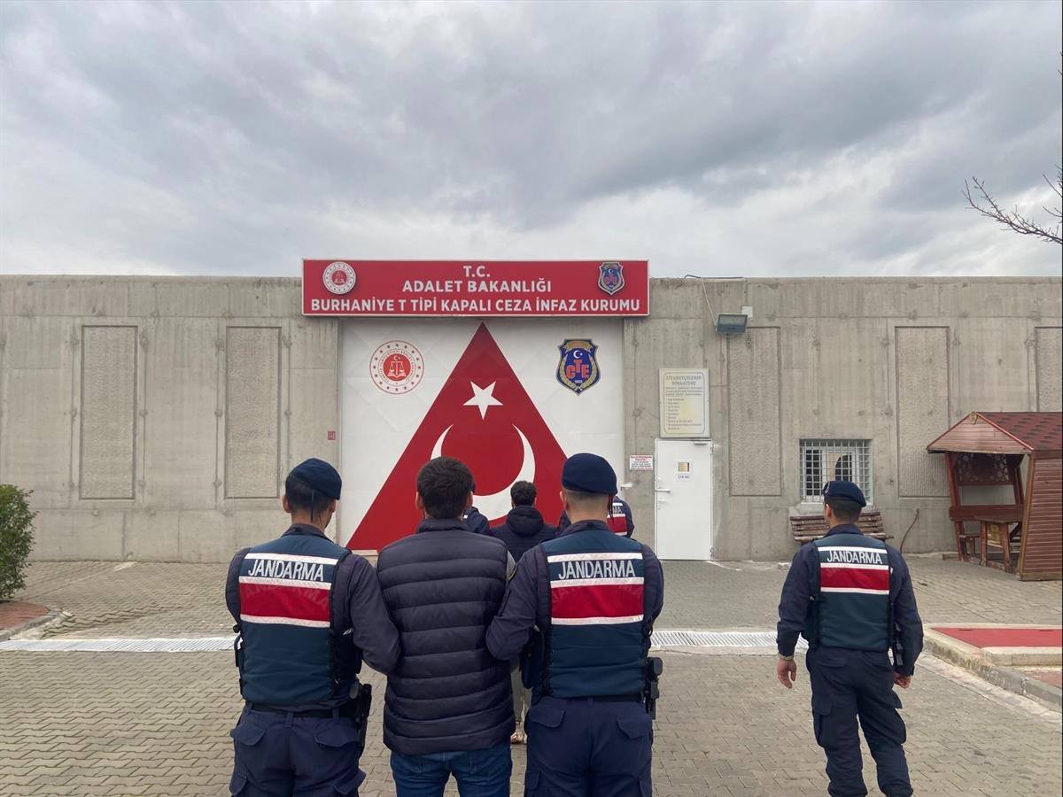 Balıkesir'de göçmen kaçakçılığı operasyonu: 45 düzensiz göçmen ve 4 insan kaçakçısı yakalandı!