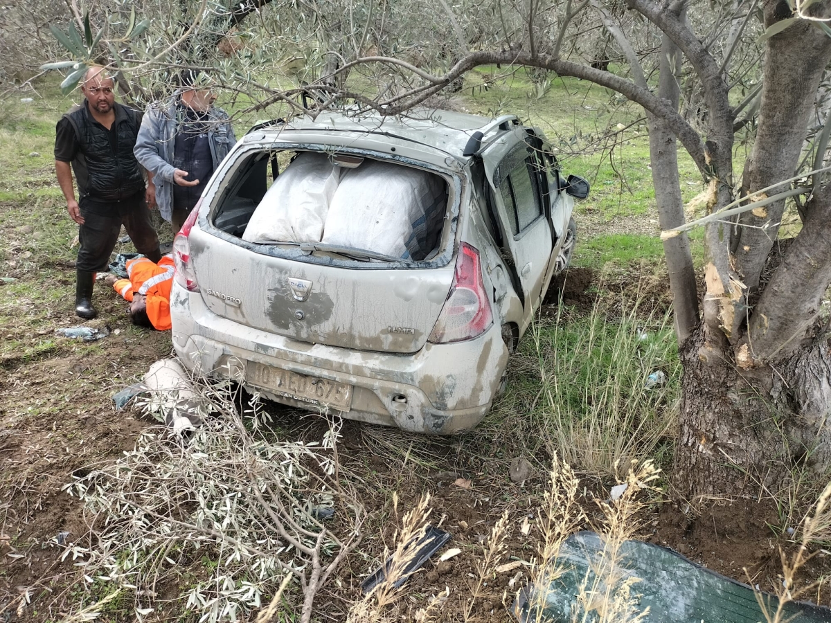 Balıkesir'in Havran ilçesinde sürücüsünün direksiyon hakimiyetin kaybetmesi soncu devrilen otomobildeki 2 kişi yaralandı.