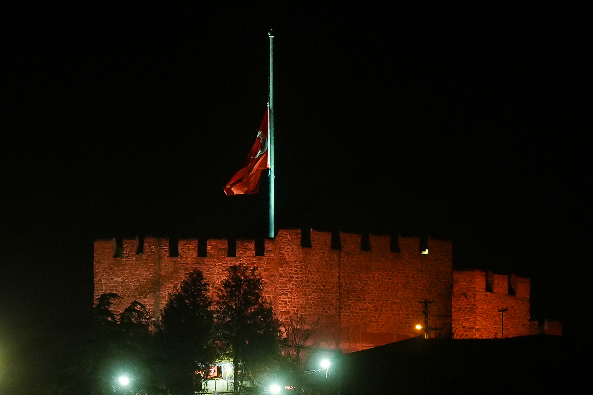 Milli yas ilanının ardından tüm Türkiye'de bayraklar yarıya indirildi