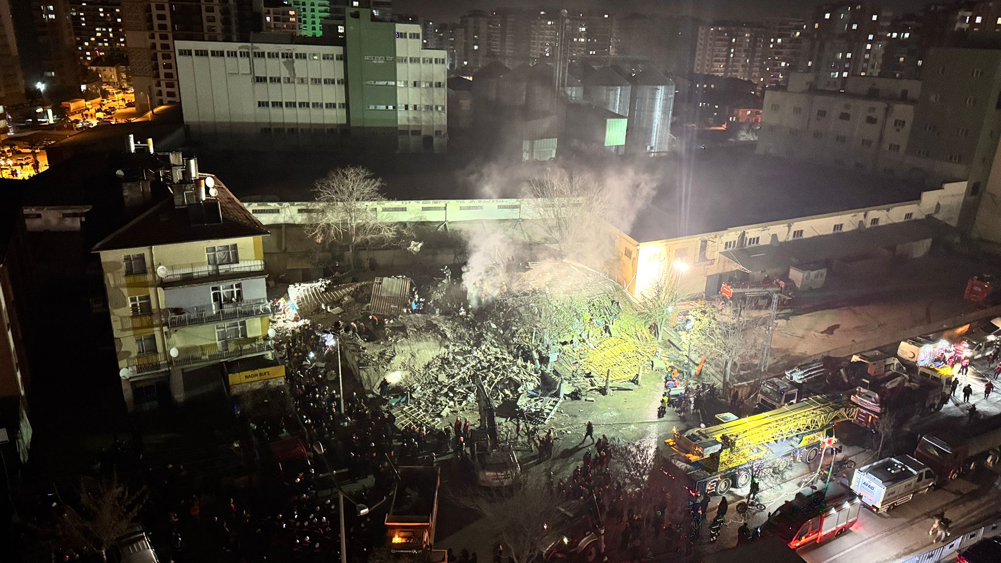 Konya'da 3 katlı bina çöktü