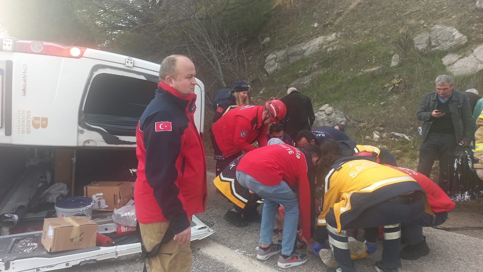 Kepsut - Balıkesir yolunda büyük kaza! Minibüs devrildi! 2 kişi yaşamını yitirdi, 21 kişi yaralandı!