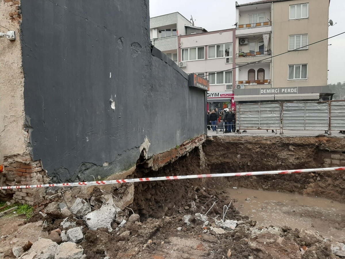 Balıkesir Atalar Caddesi’nde bir binada çökme tehlikesi!