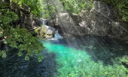 Dağların arasında saklı kalmış bir şelale... Bu gölete giren hasta olmuyor. Hikayesi ile adeta büyülüyor!