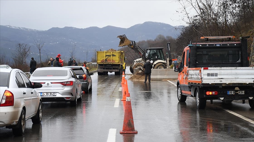 Düzce-Gölyaka Bağlantı Yolu'nda heyelan ulaşımı aksattı