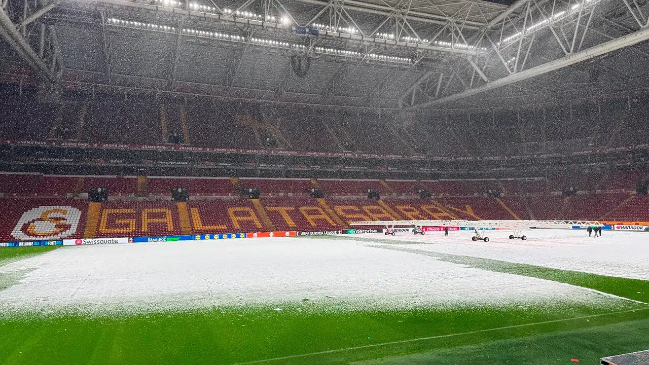 Galatasaray - AZ Alkmaar maçı ertelenecek mi? Galatasaray Stadı'nın zemini ne durumda?