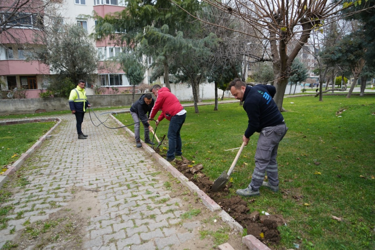 Edremit Cumhuriyet Parkı’nda aydınlatma çalışmaları başladı