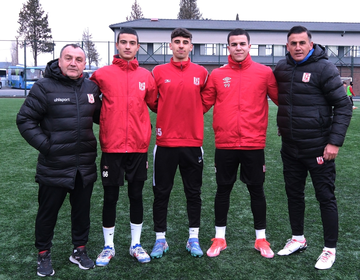 Balıkesirspor'dan Altyapıya Güven: Üç Genç Yetenek Profesyonel Oldu!