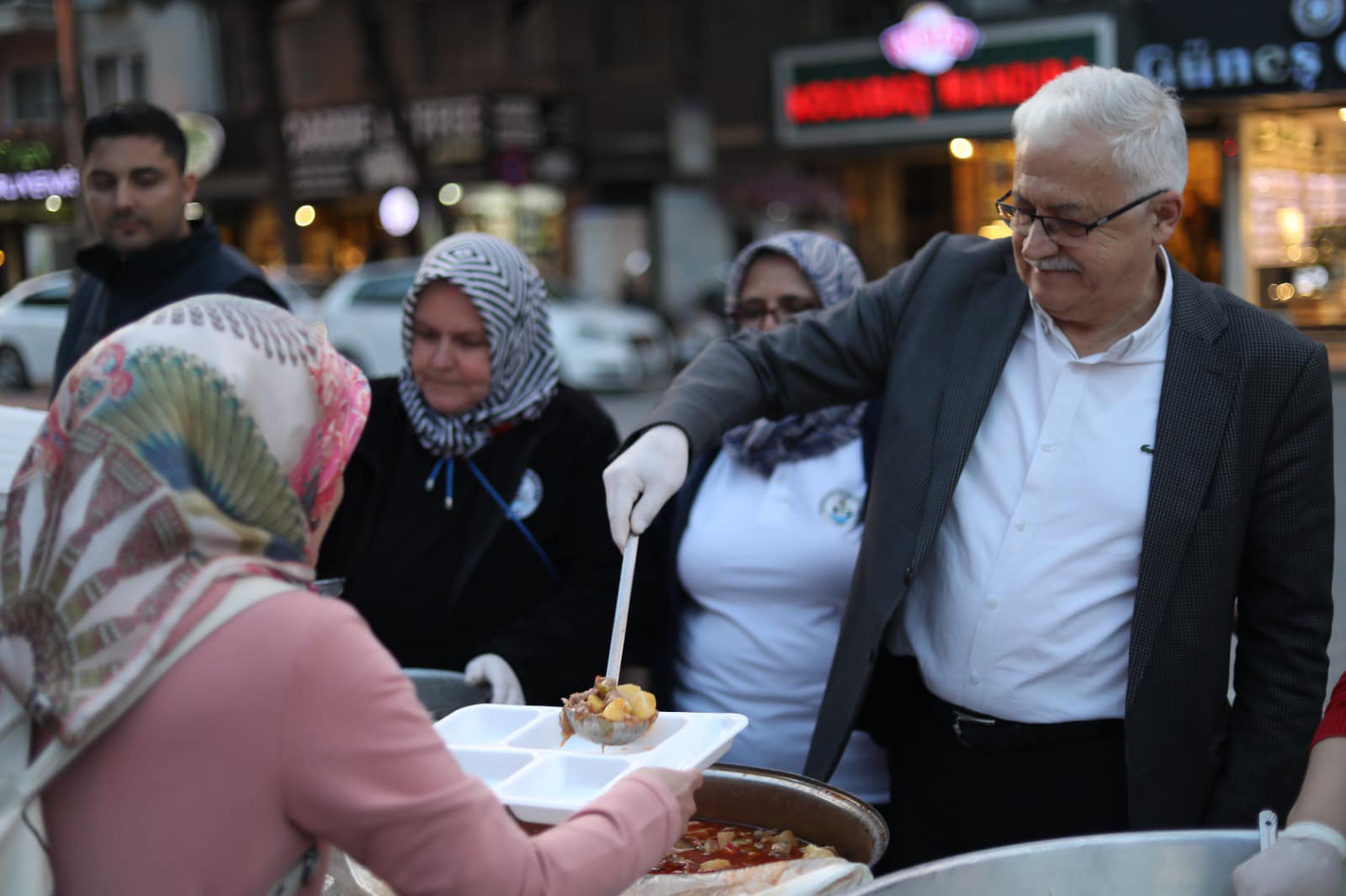 Burhaniye Ramazan’a Hazırlanıyor: İftar Sofraları, Erzak Yardımları ve Dayanışma Ruhuyla Dolu Bir Ay