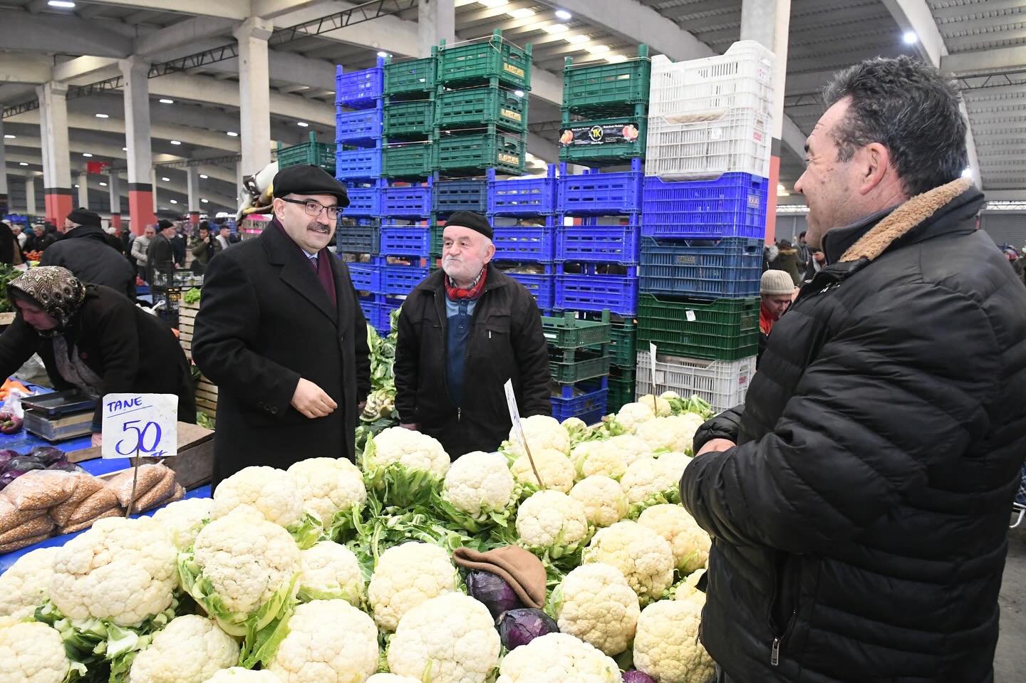 Vali Ustaoğlu, Dursunbey Kapalı Pazar Yeri’nde vatandaşlarla buluştu