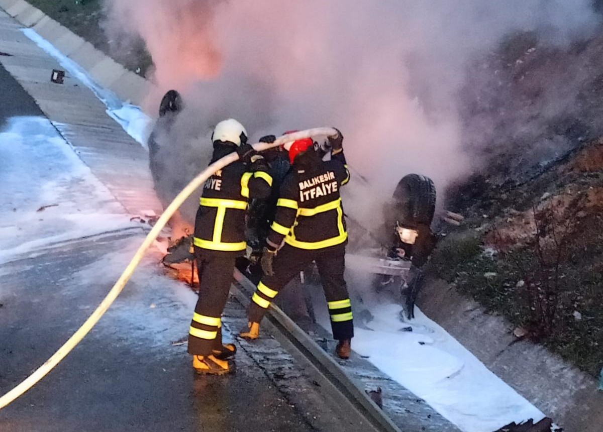 Balıkesir'de korkunç kaza! Bariyerlere çarpan araç alev aldı! Yolcular son anda kurtuldu!