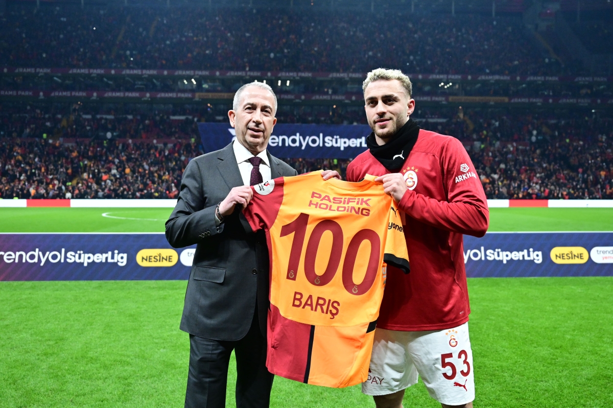 Barış Alper Yılmaz'a 100. Maç Onuru: Galatasaray'dan Özel Plaket