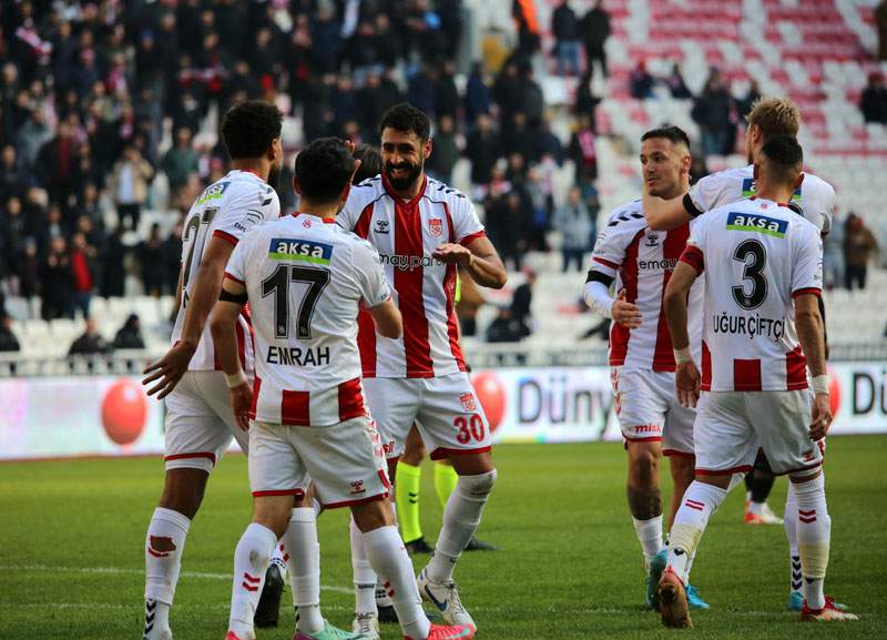 Sivasspor'da zorunlu değişiklikler! Ziya Erdal ve Tolga Ciğerci sakatlandı! Ziya Erdal direkt hastaneye götürüldü!