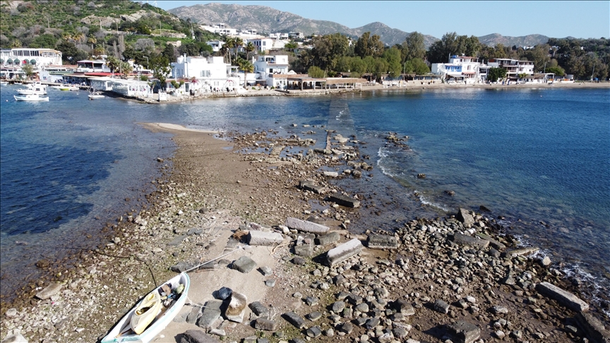 Bodrum'da denizin çekilmesiyle tarihi surlar göründü!