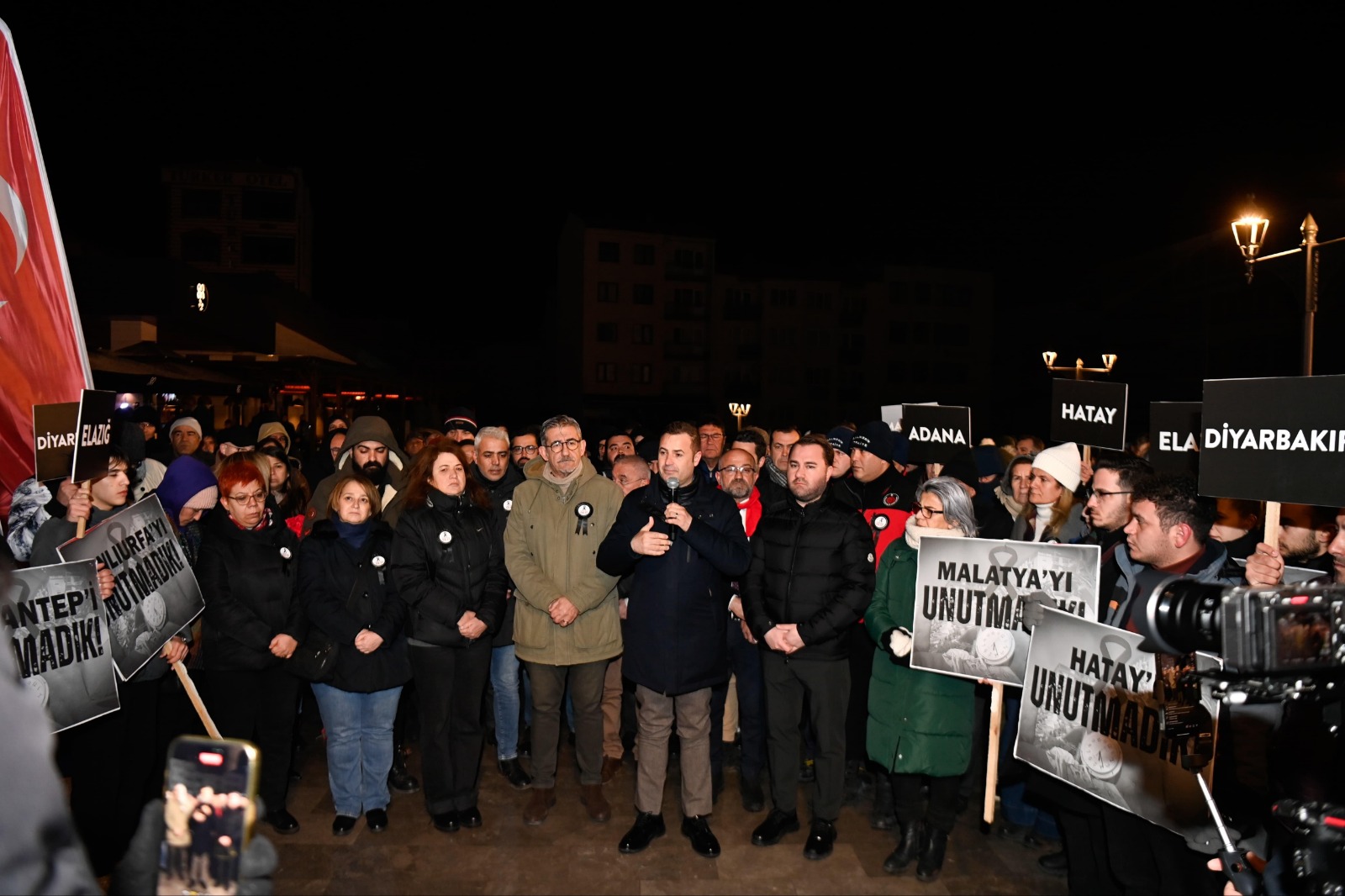 Balıkesir'de 6 Şubat Depremi'nde hayatını kaybedenler 04.17'de anıldı!