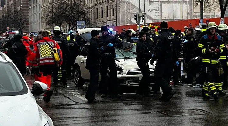 Almanya'da Dehşet! Münih’te Araç Kalabalığın Arasına Daldı: 15 Yaralı