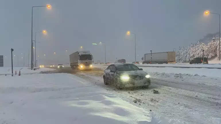 Sürücüler dikkat! Bolu Dağı'nda kar yağışı şiddetlendi!