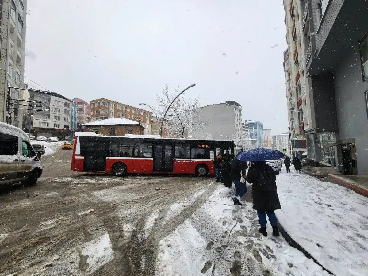 Balıkesir’de Kar Yağışı Hayatı Olumsuz Etkiledi: İşte İptal Edilen Toplu Taşıma Seferleri