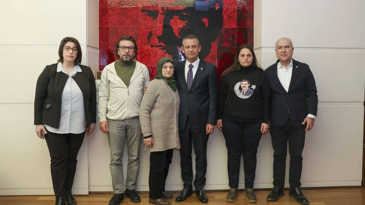 CHP Lideri Özgür Özel, Sinan Ateş'in annesi Saniye Ateş ile görüştü!