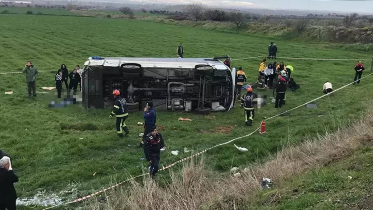 Denizli'de korkunç kaza! Öğrenci servisi devrildi! 2 ölü 26 yaralı!