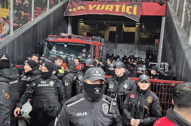 Galatasaray - Fenerbahçe Derbisine Yoğun Güvenlik Önlemi: 32 Bin 500 Polis Görevde!