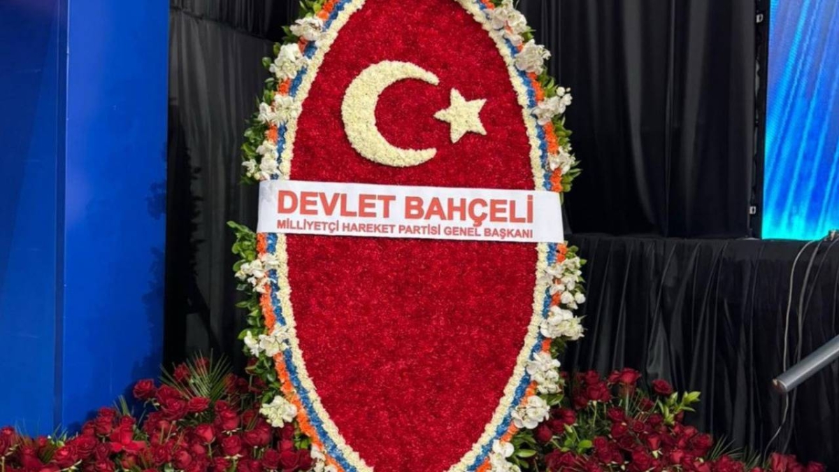 MHP Lideri Bahçeli'den Ak Parti Kongresi'ne anlamlı çelenk!