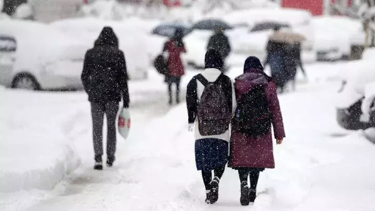 Kepsut'ta yoğun kar yağışı sebebiyle taşımalı eğitime ara verildi!