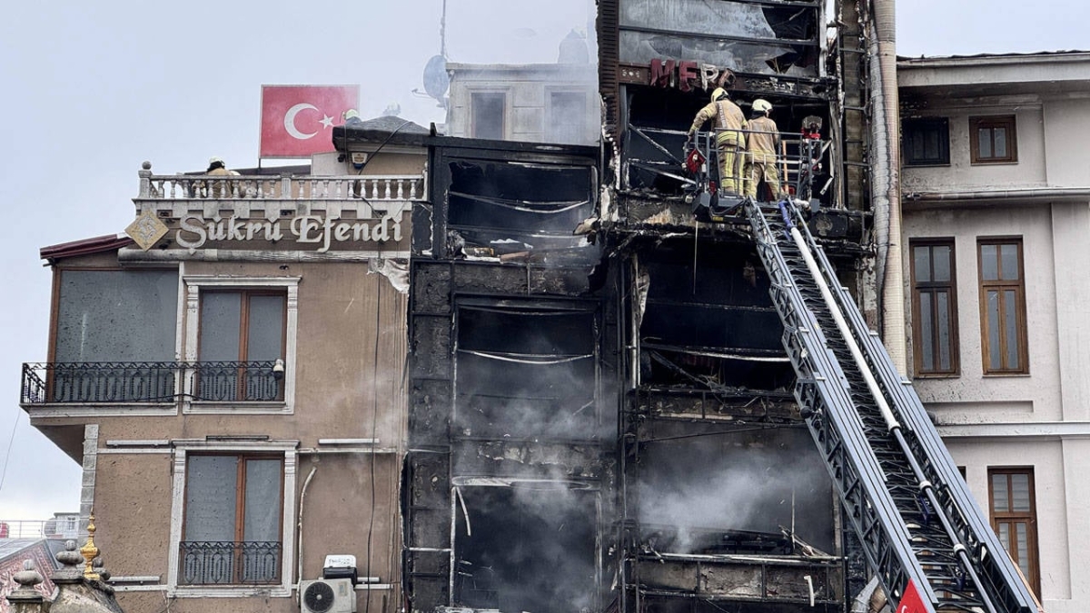 Mısır Çarşısı'ndaki restoranda yangın çıktı! Bina küle döndü!