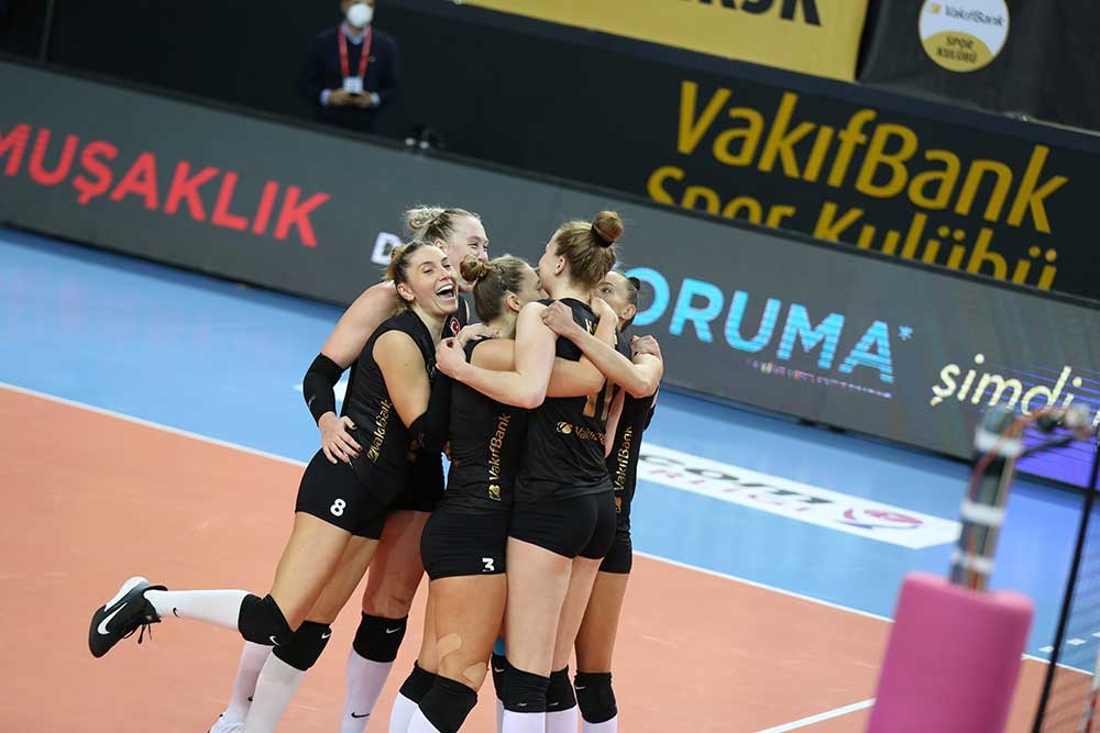 VakıfBank, Galatasaray'ı zorlu maçta mağlup ederek yarı finale yükseldi!