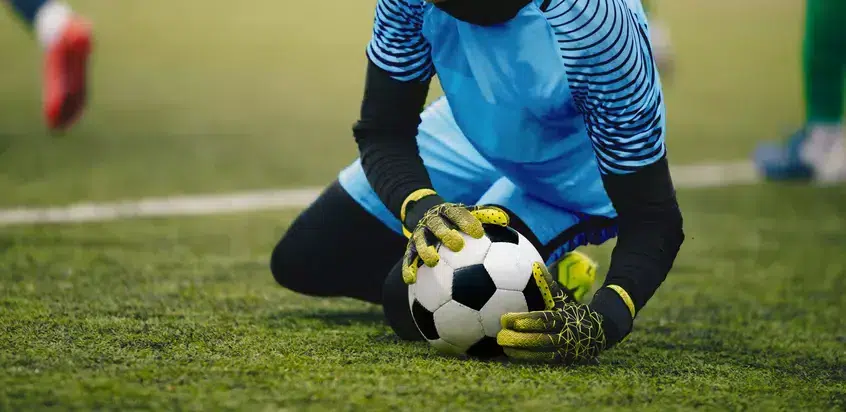 Futbolda yeni dönem! Ofsayt kuralı değişti! Kaleciler topu 8 saniyeden fazla elinde tutamayacak!