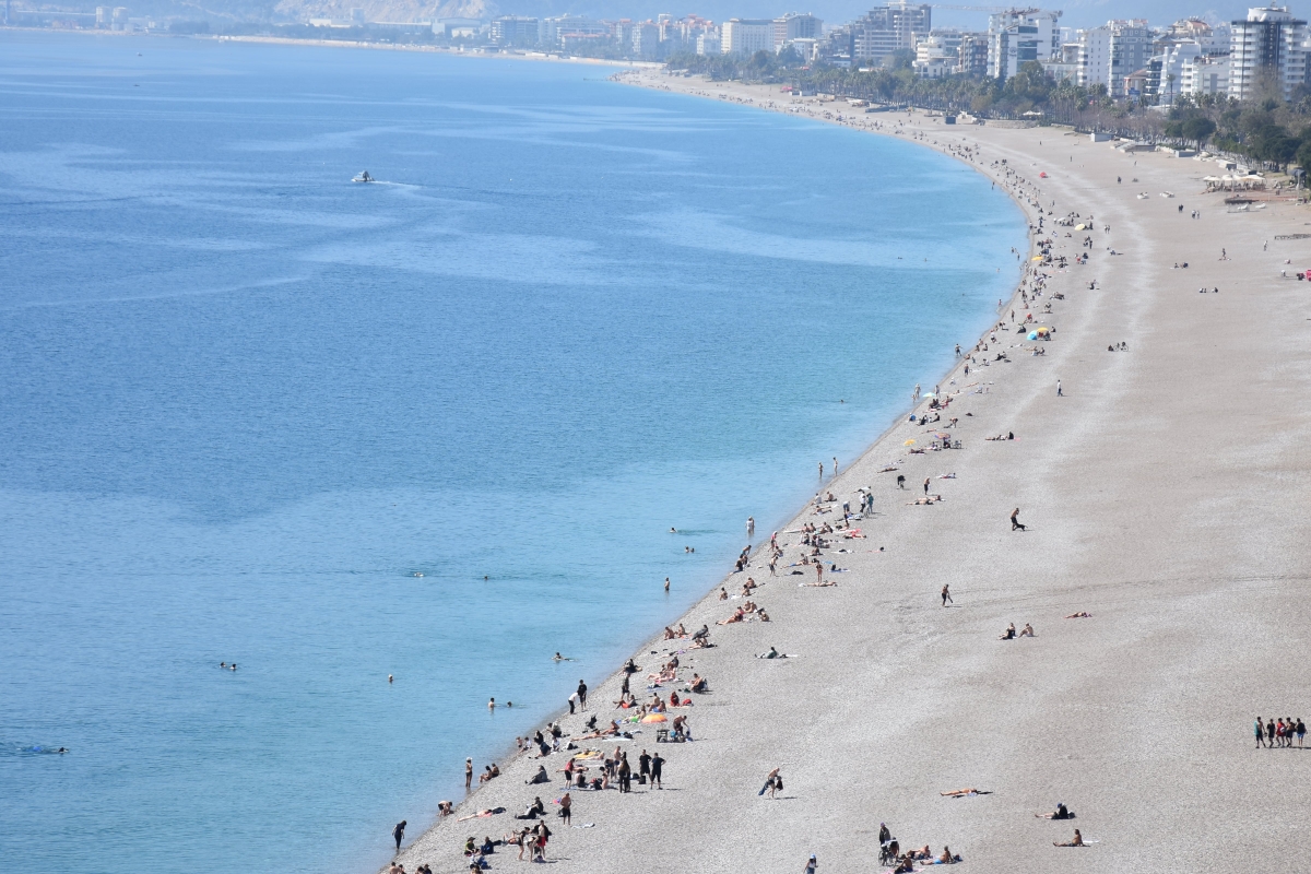 Antalya'da deniz sezonu başladı! Güzel havayı fırsat bilenler soluğu sahilde aldı!