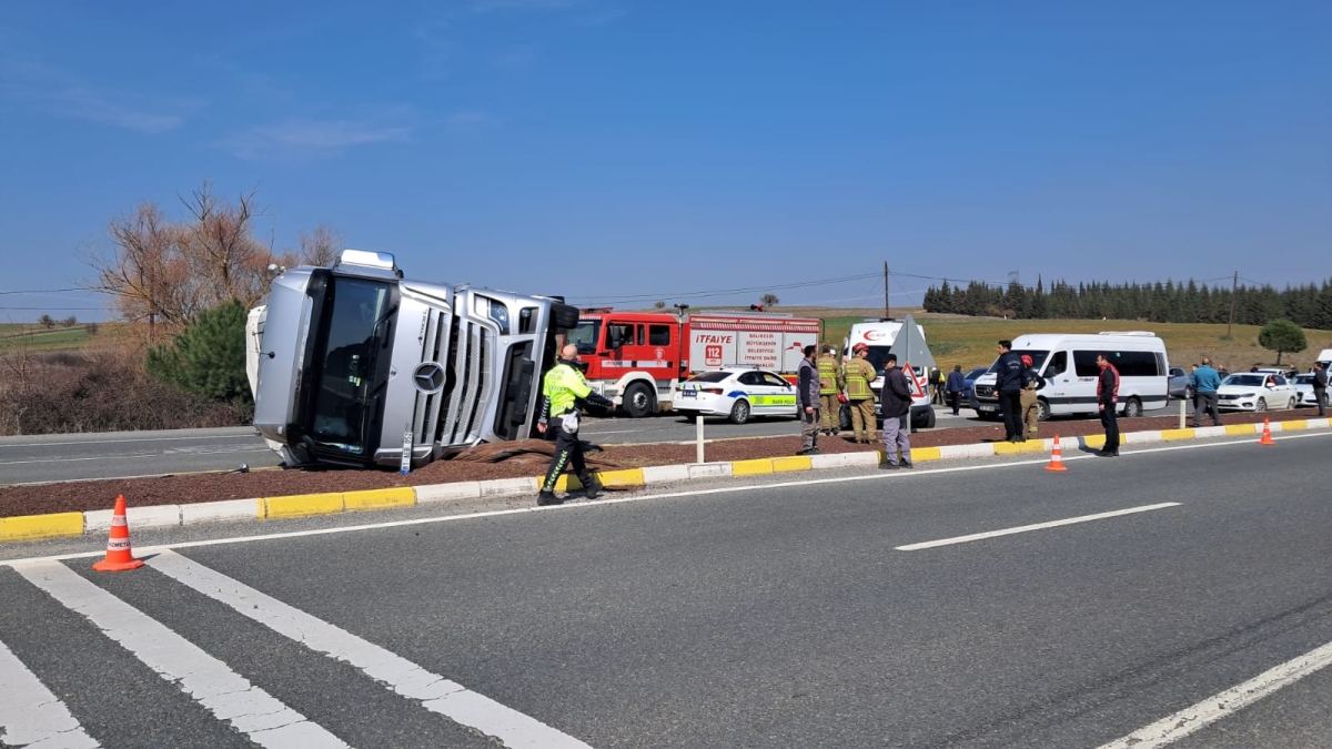 Balıkesir-Edremit Yolunda Tır Devrildi: Sürücü Yaralandı, Yol Trafiğe Kapandı