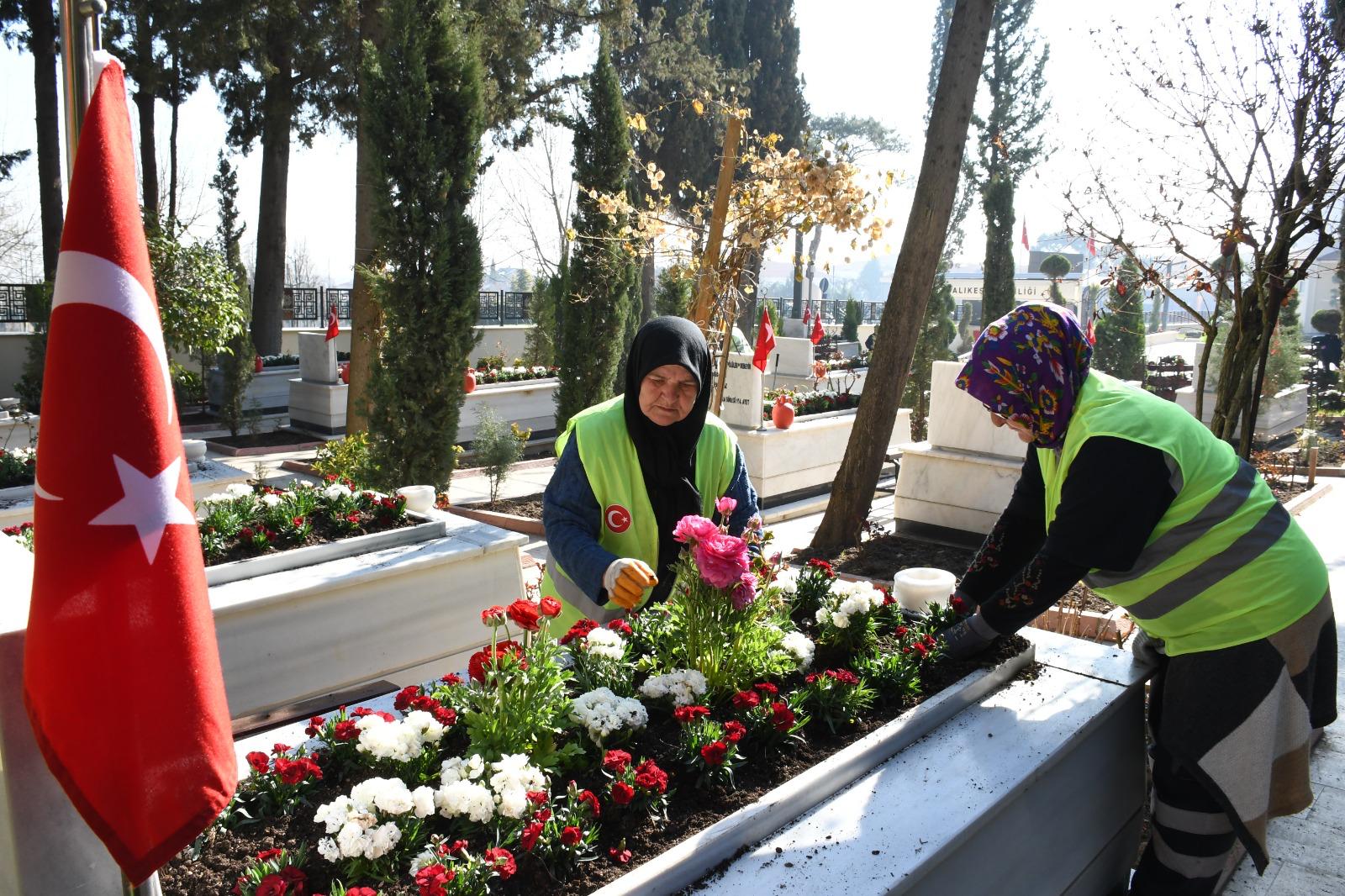 Balıkesir Büyükşehir Belediyesi’nden Şehitlere Vefa: Şehitlikler Çiçeklerle Donatıldı