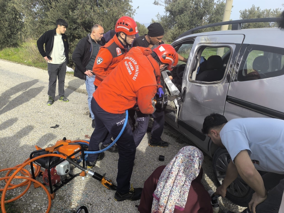 Burhaniye’de Feci Trafik Kazası: İki Kişi Yaralandı!