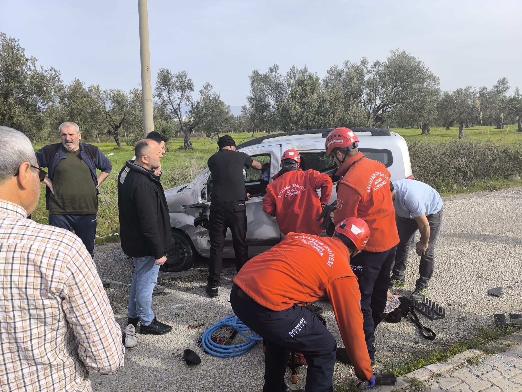 Burhaniye’de Feci Trafik Kazası: İki Kişi Yaralandı!