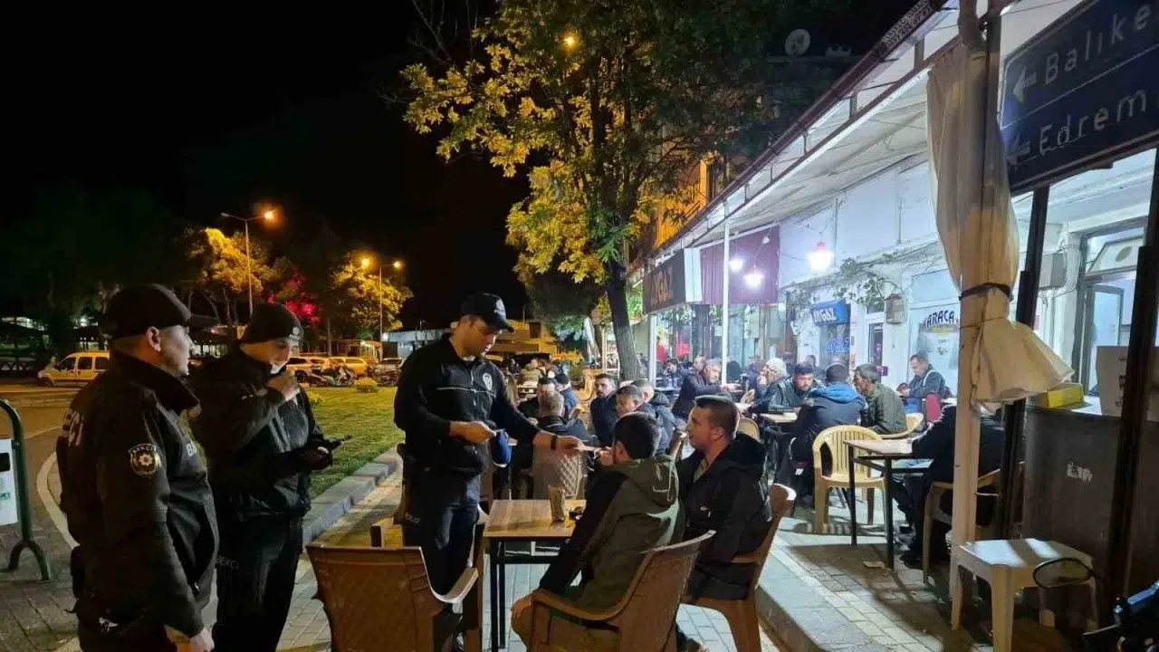 Balıkesir'de Polis Ekiplerinden Kumar Denetimi! 6 Kişi Gözaltına Alındı!