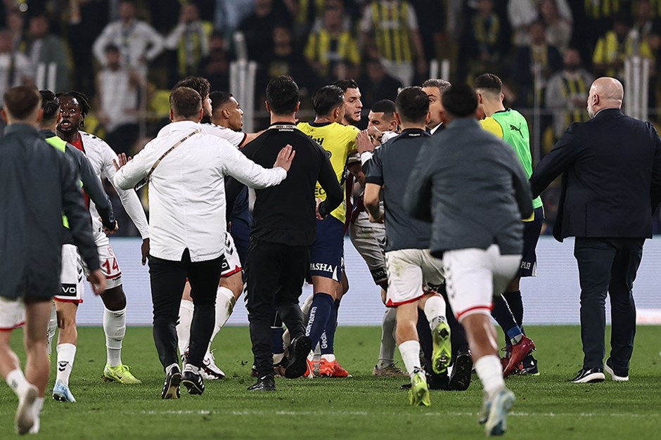 Kadıköy'de Maç Sonrası Gerginlik! Fenerbahçe ve Samsunspor Oyuncuları Arasında Tartışma