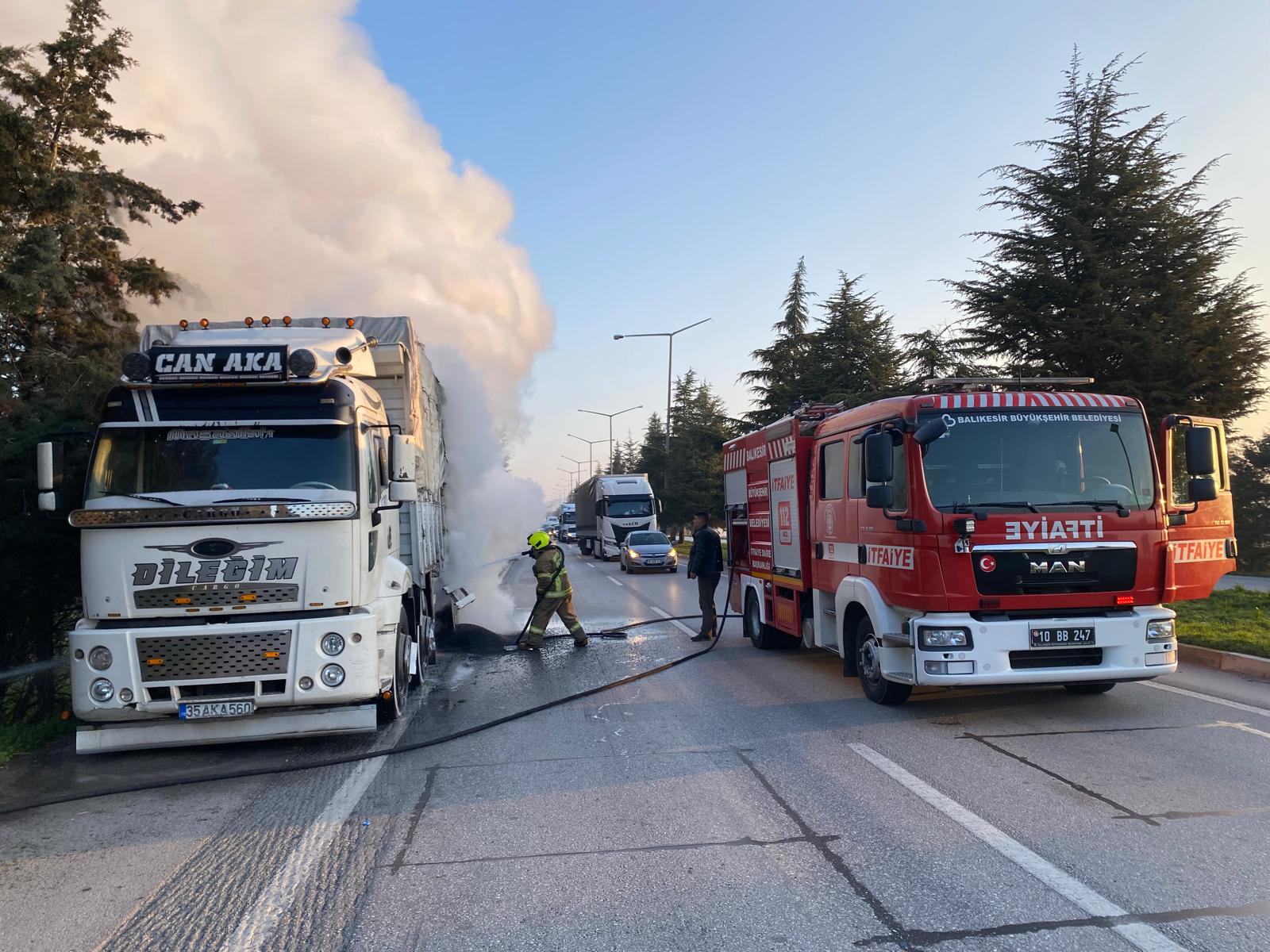 Balıkesir’de Seyir Halindeki Kamyonda Yangın!