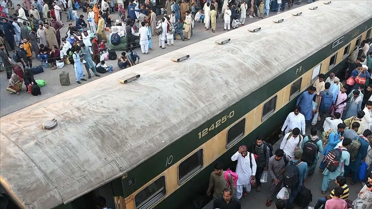 Pakistan’da Trene Silahlı Saldırı: 450 Yolcu Rehin Alındı