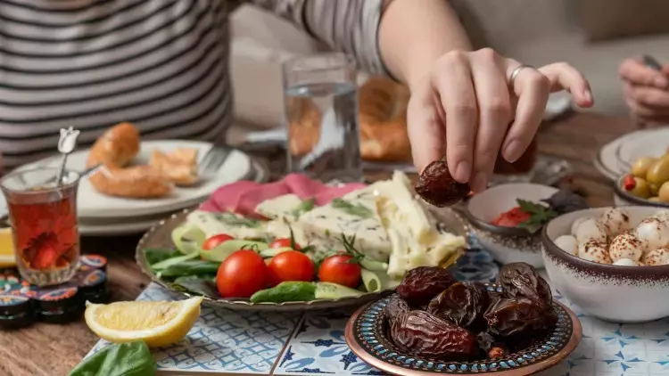 Sahurda ne yenmeli? Sahurda yendiğinde gün boyu tok tutan ve susuzluk hissettirmeyen yiyecekler!